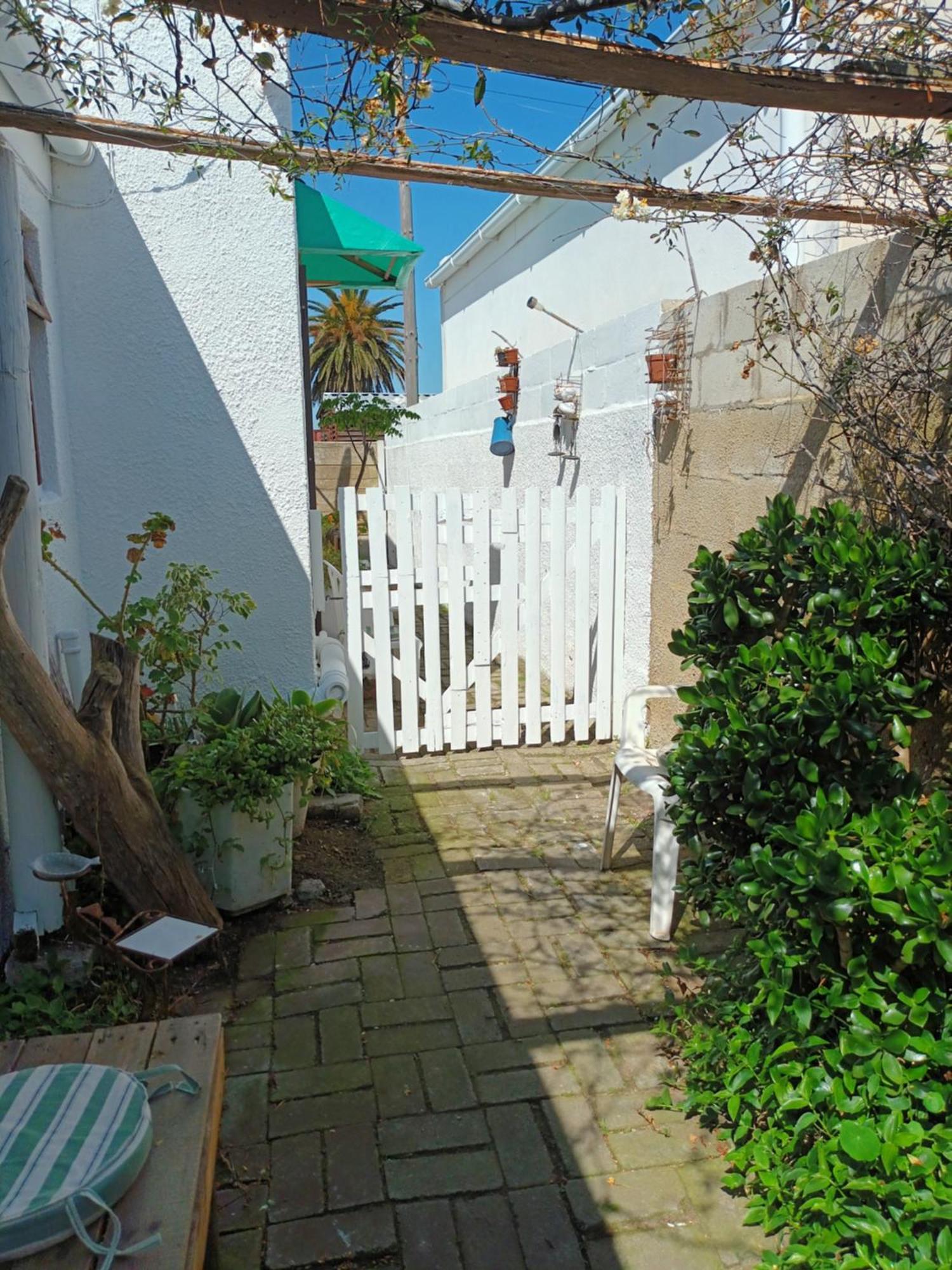 40 On Main Self Catering Apartment Hermanus Room photo